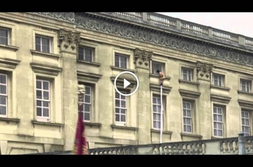Man Tries To Escape Buckingham Palace Naked, You’ll Never Guess Why