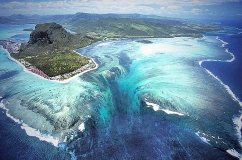 This Underwater Waterfall Illusion is Unbelievable