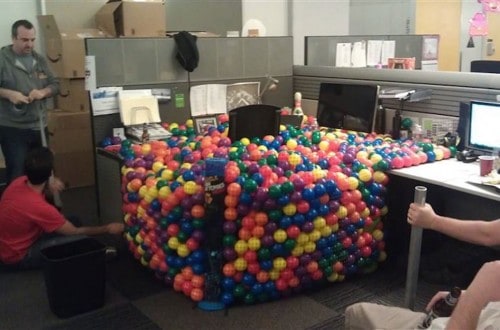 17 Pictures Of People That Have Fun At Work