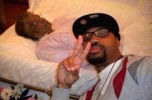 20 Selfies Taken At The Most Inappropriate Of Times