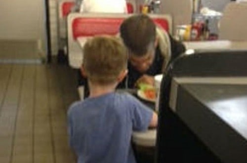 Child Brings Restaurant To Tears While Trying Feed Homeless Man