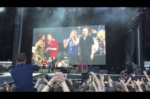 David Grohl Breaks Leg On Stage, Comes Back And Finishes The Show