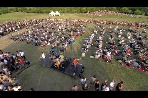 1,000 Fans Performed Foo Fighters’ ‘Learn To Fly’ To Persuade Them To Come Play In Italy