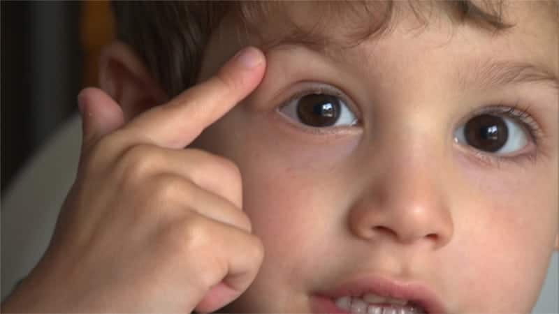 Receptionist At Doctor’s Office Glues 3 Year-Old’s Eye Shut