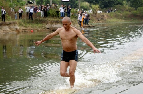 Shaolin Monk Runs On Water Using Nothing But Planks Of Wood