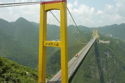10 Terrifying Bridges People Travel Over