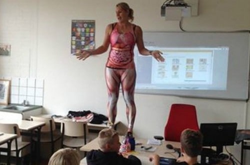 Dutch Teacher Strips Off Her Clothes To Teach Kids Anatomy