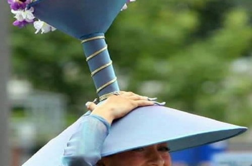 10 Funny Pictures Of People Wearing Horrible Hats
