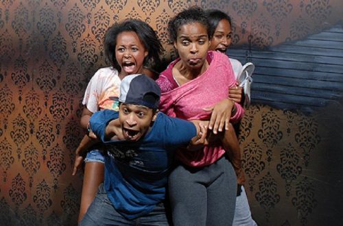 10 Hilarious Photographs Of People Being Scared In Haunted Houses
